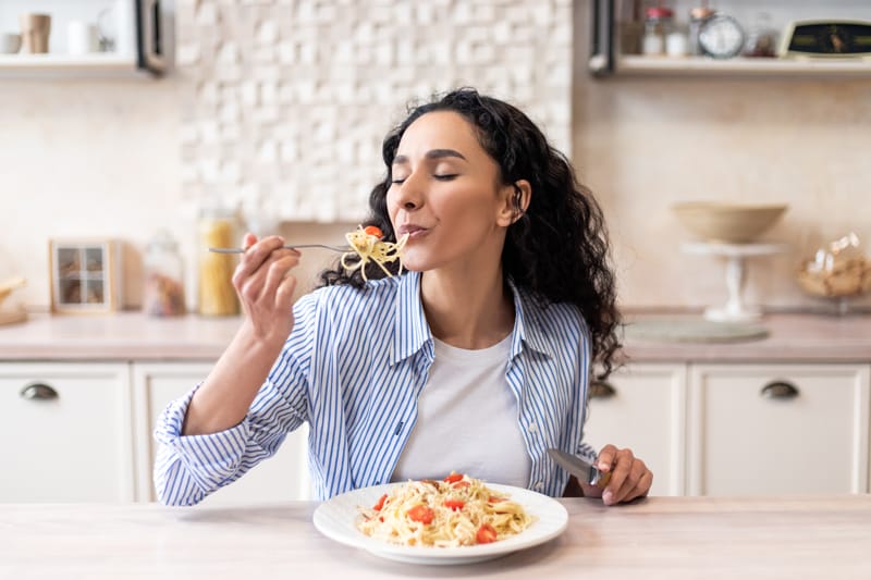 Mangiare secondo il ciclo mestruale: adattare l’alimentazione alle fasi ormonali